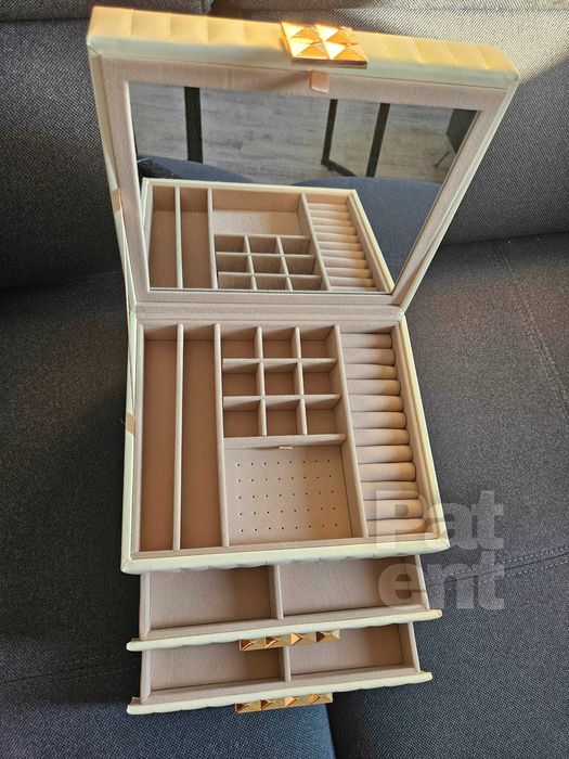 Duży kuferek szkatułka organizer na biżuterię biały pikowany ze złotem