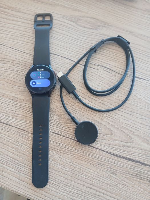 Samsung Galaxy Watch4  - com fio carregador a funcionar perfeitamente
