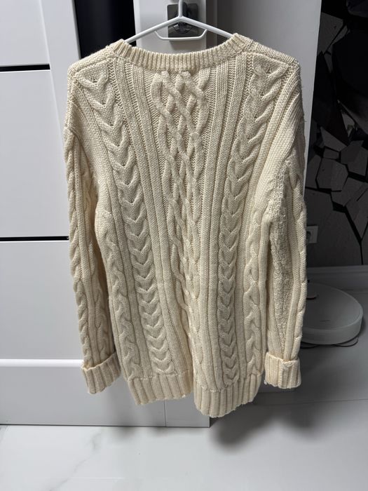 Подовжений теплий обʼємний светр з вовни.