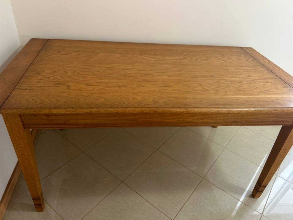 Mesa de madeira para sala ou cozinha