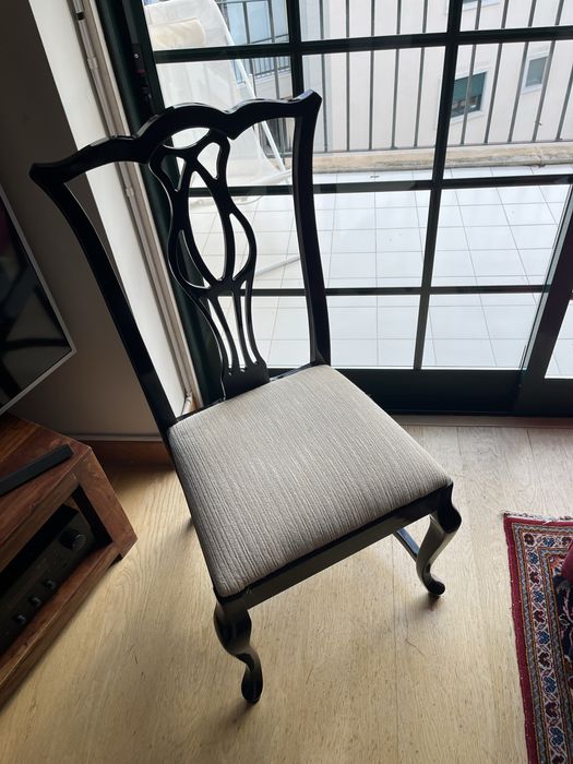 Conjunto de mesa e cadeiras estilo arte nova em preto