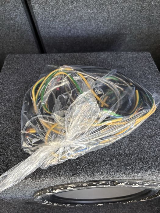 Vendo caixa de subwoofer com cabos