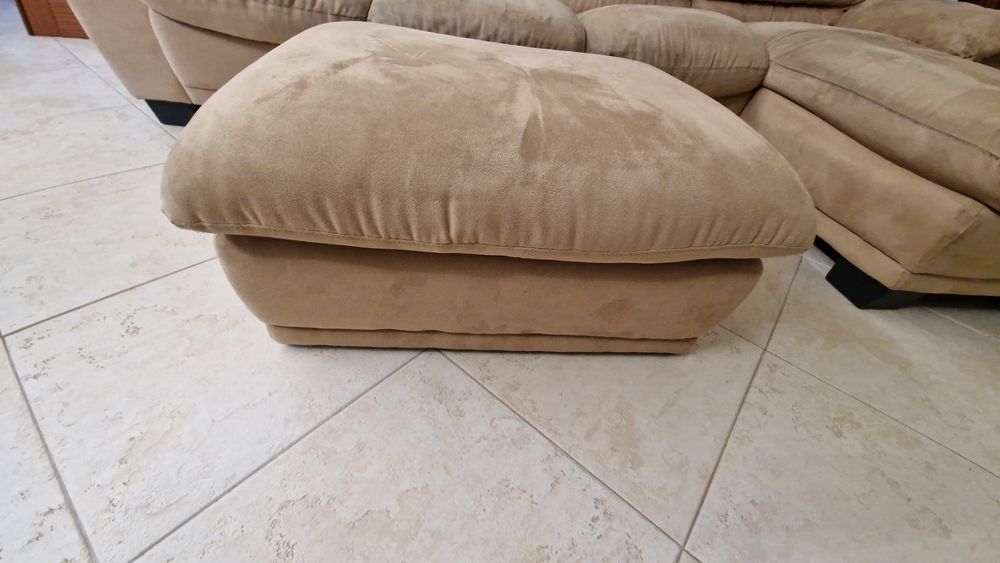 Sofá chaise long com 3 lugares e puff grande