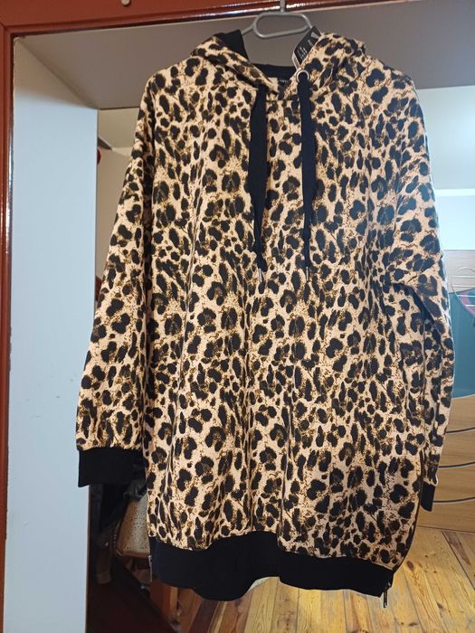 Bluza z kapturem w panterkę.