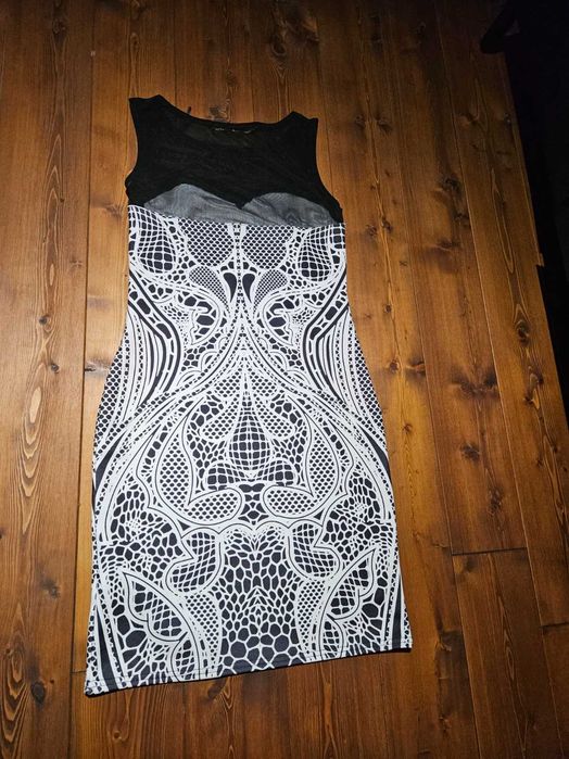 Sukienka GUESS bialo-czarna M