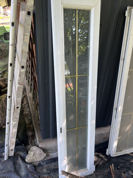 Okna ze złotymi szprosami