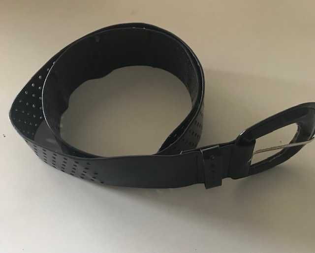 Cinto branco e cinto preto