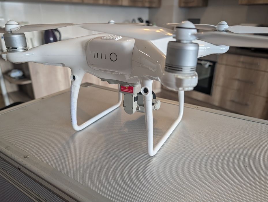 Dron DJI Phantom 4 Pro + walizka i akcesoria