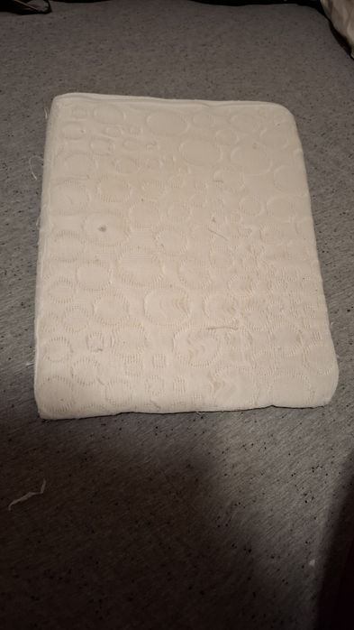 Poduszka klin do ulewania dla niemowlaka