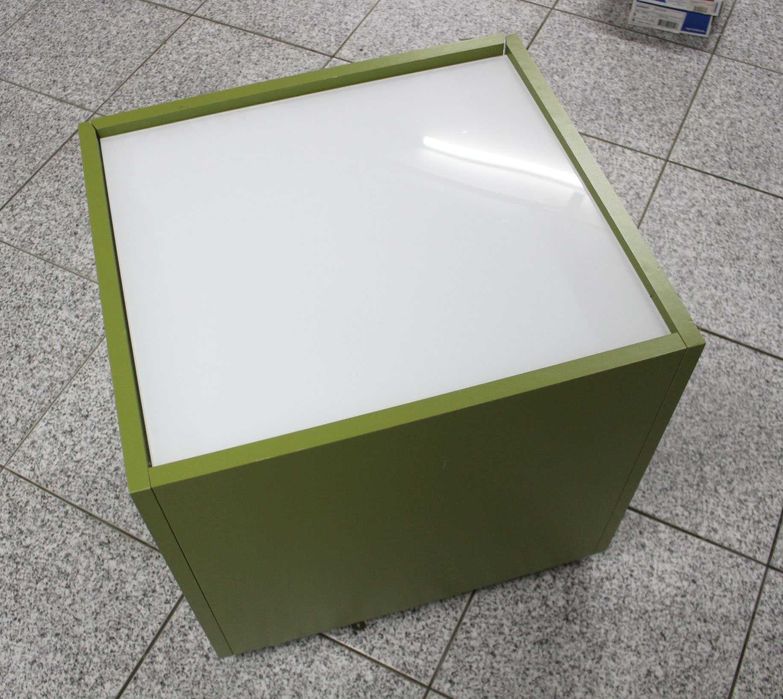 Mesa de cabeceira com tampo em vidro