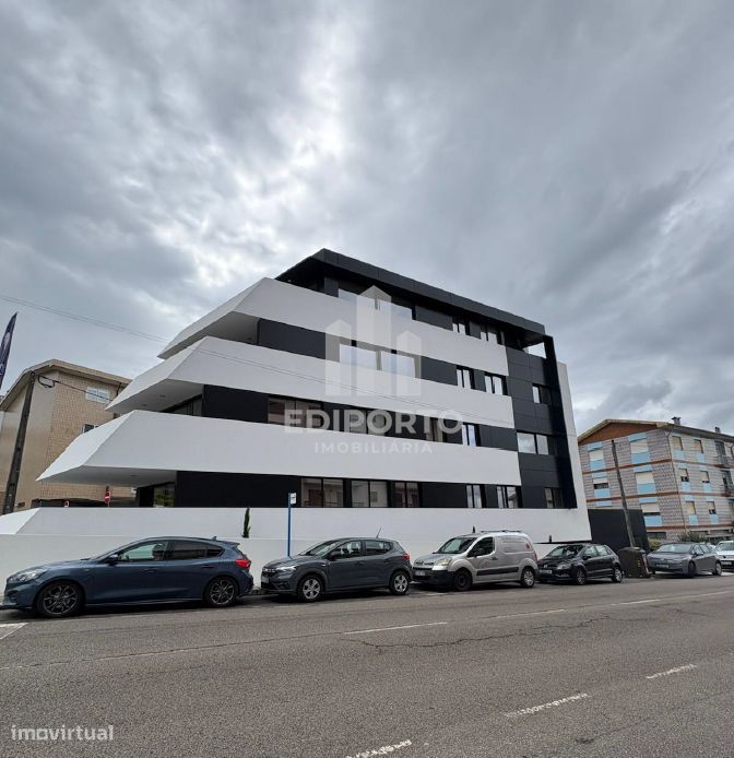 Exclusivo T1 com Varanda de 20m² e Arquitetura de Autor – S. Cosme, Go