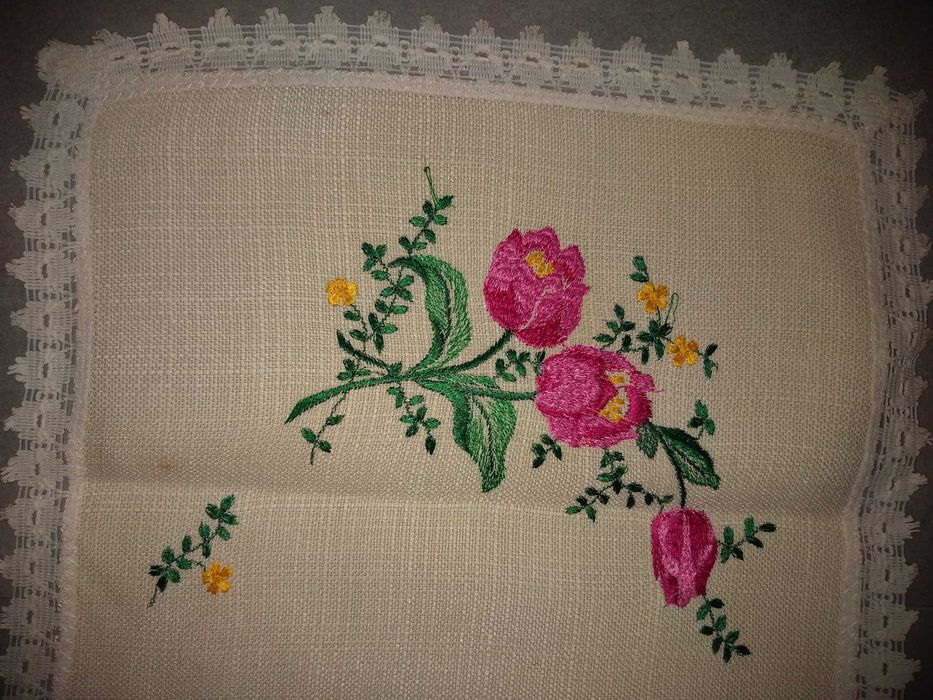 Haftowany lniany obrus, bieżnik