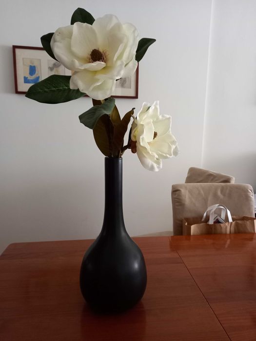 Jarra moderna em loiça preta