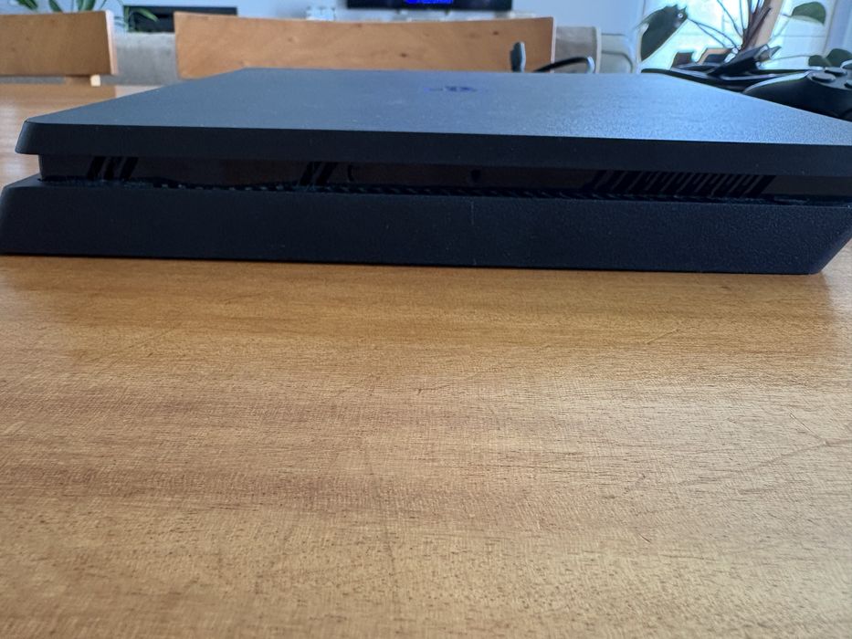PlayStation 4 (PS4) Slim 1TB + 2 Comandos DualShock 4