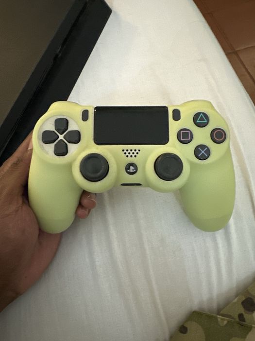 Playstation 4 com comando