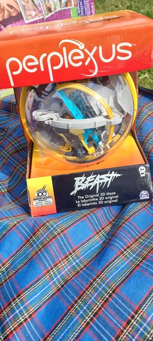 Zręcznościowa gra perplexus w kolorze żółtym.