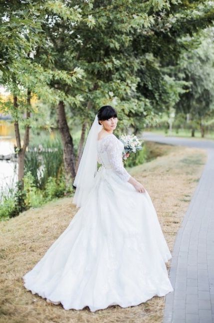 Весільна сукня з фатою та кільцями ( невеликого діаметру)