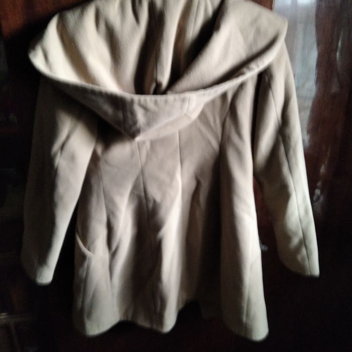 Продам новые пальтокофейное и белое за 300 грв одно 46 48 размер новы