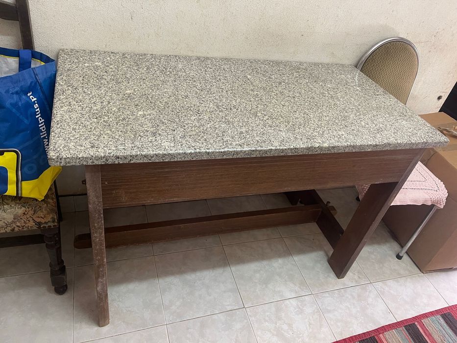 Mesa antiga um pouco danificada