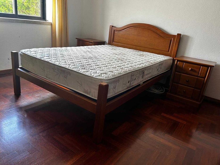 Cama de casal em madeira maciça + colchão + estrado + 2 mesas de cabeceira