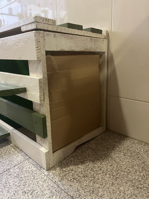 Baú com floreira em palete