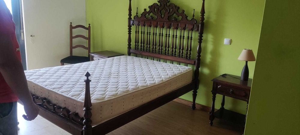 Vendo cama antiga com colchão e duas mesa de cabeceira.