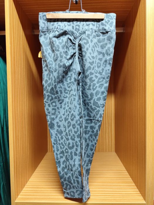 Leggins cinzentas com padrão leopardo
