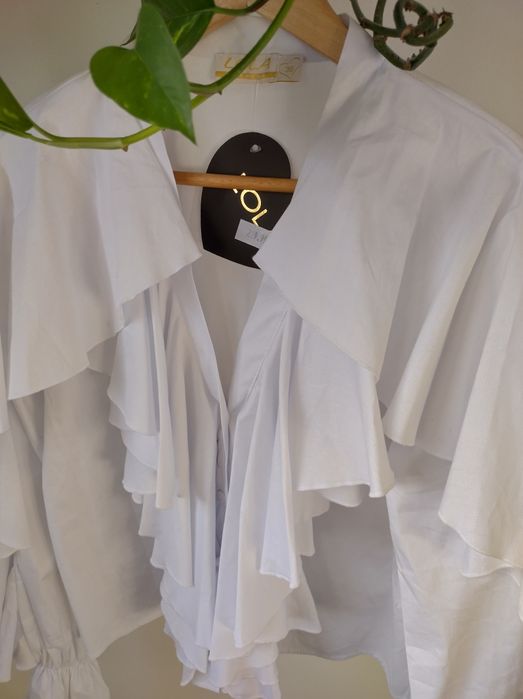 Biała koszula z dużym żabotem