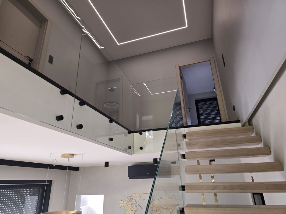 Balustrada szklana samonośna