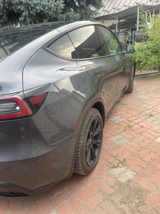 Автомобіль Tesla model y