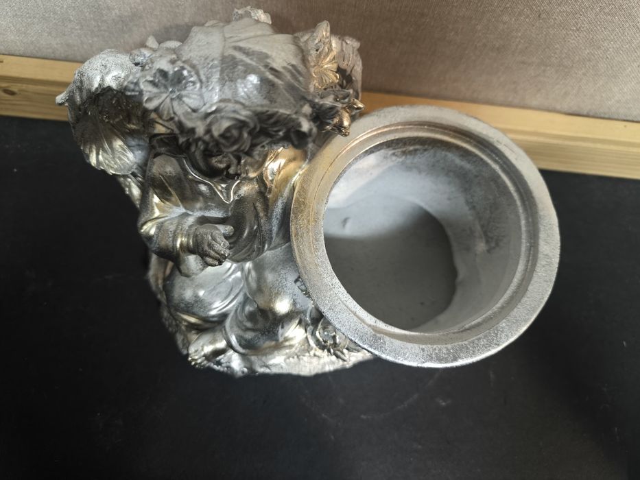 Anjo decorativo com vaso
Peça decorativa em formato de anjo com um peq