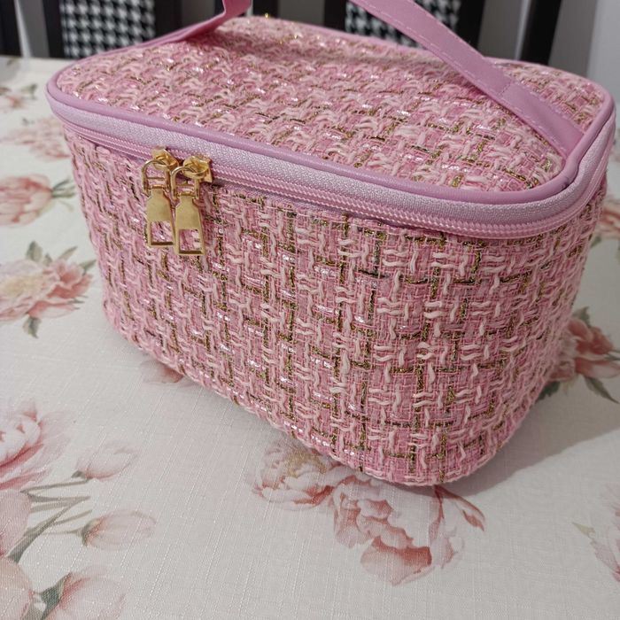 Duża, różowa kosmetyczka ze złotą nitką.
