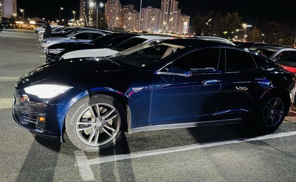 Tesla model s. Тесла модел с