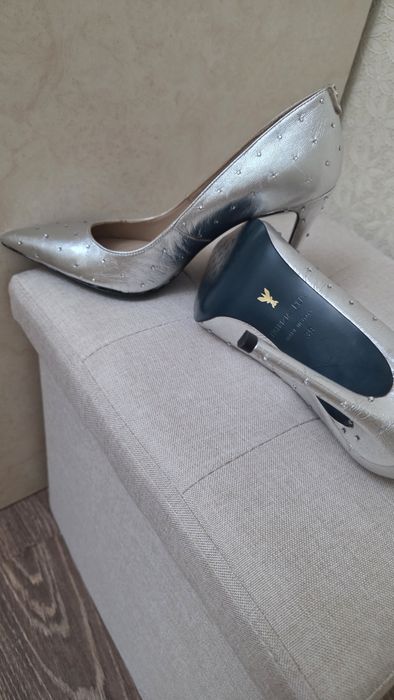Продаю нові туфлі.