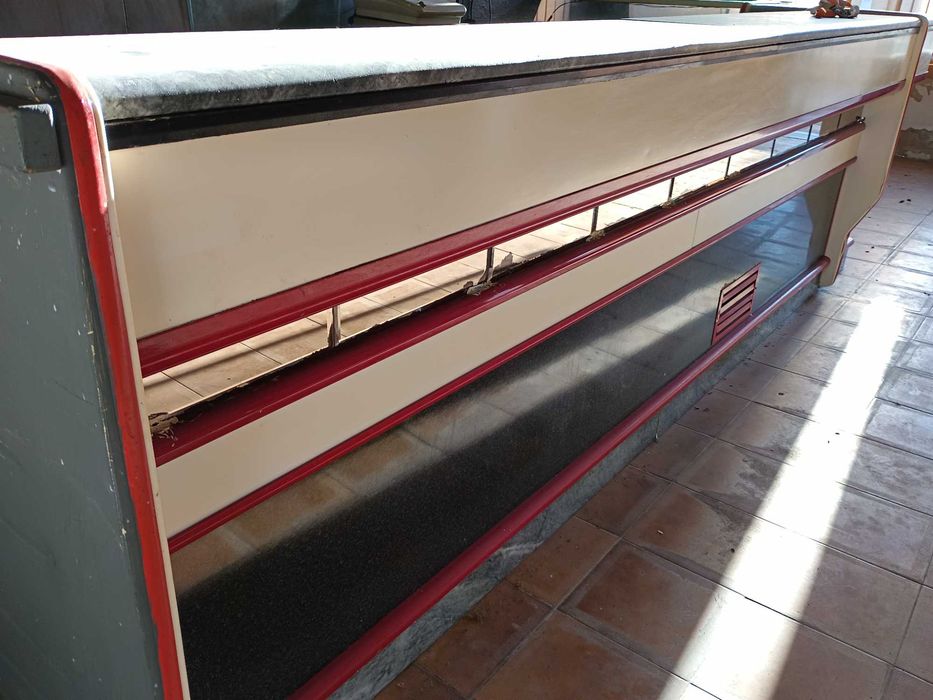 Balcoes de café com frigorificos e montras