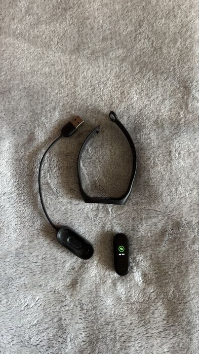Фитнес-трекер mi band 4 (чорний) В гарному стані