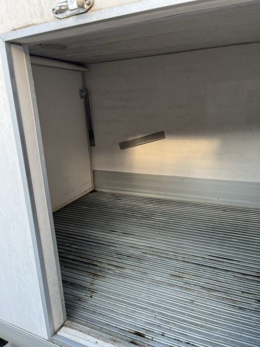 Contentor em bom estado que foi retirado de uma carrinha izuso