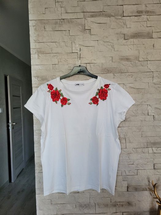 Biała bluzka t-shirt motyw czerwone róże New Yorker XL