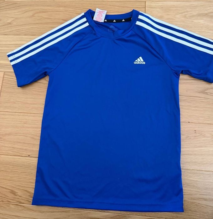 Синя спортивна футболка Adidas з білими смужками на рукавах на 11-12 років