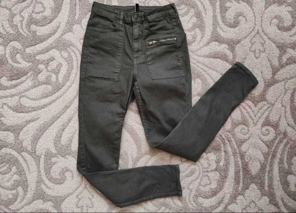 Zielone spodnie rurki khaki z wysokim stanem h&m