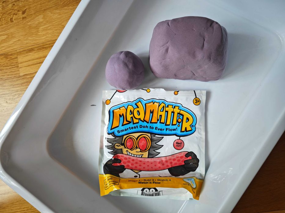 Кинетический песок Mad Mattr (Швеция), 850 г + формочки + песочница