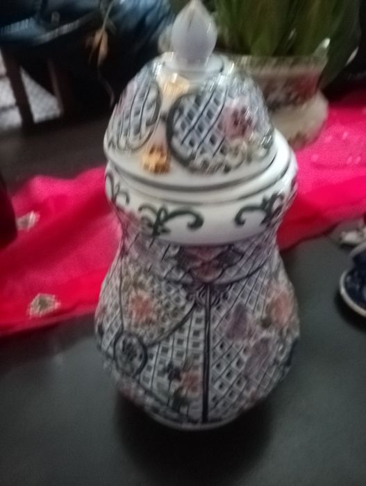 Pote com tampa em porcelana