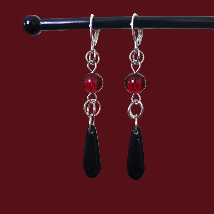 Kolczyki handmade – elegancja i trwałość z nutą wyrafinowania goth