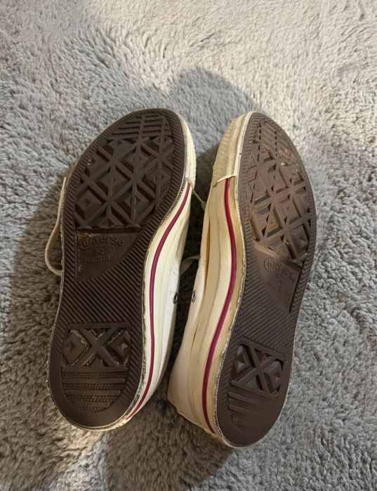 Białe buty conversy