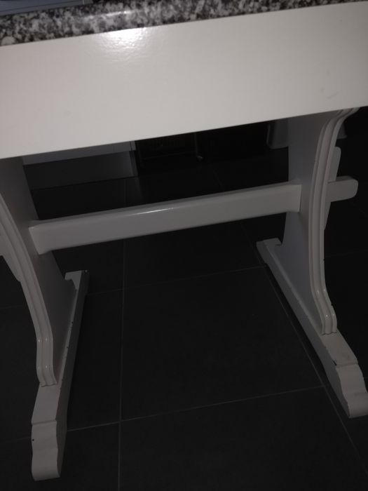 Mesa de cozinha branca com tampo de granito