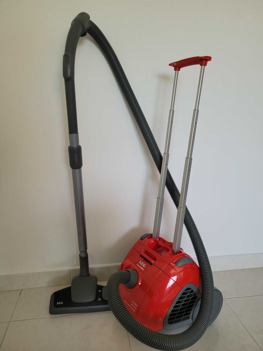 aspirador AEG compacto e potente