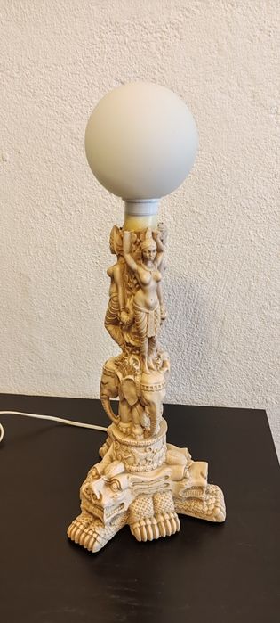 Candeeiro de mesa com motivos indianos