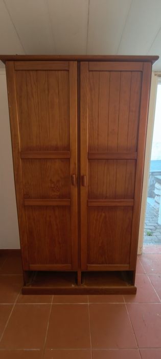 Roupeiro em madeira