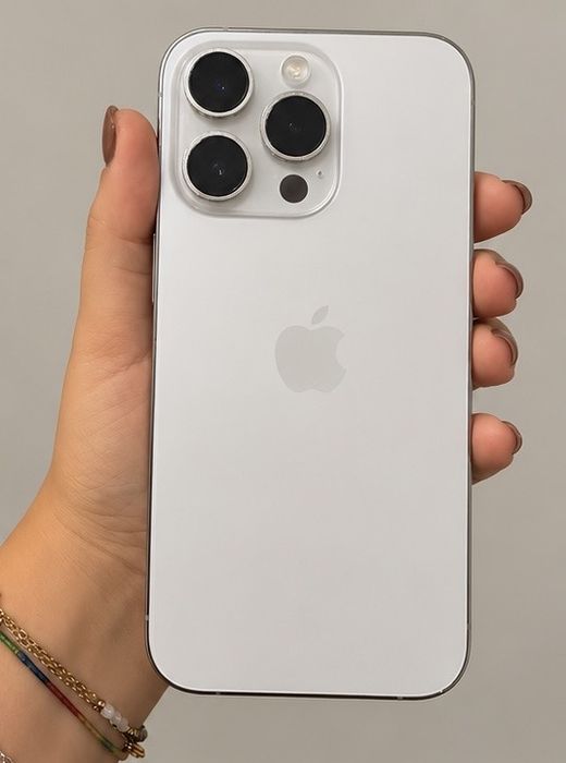 Iphone 14 Pro com acessorios
