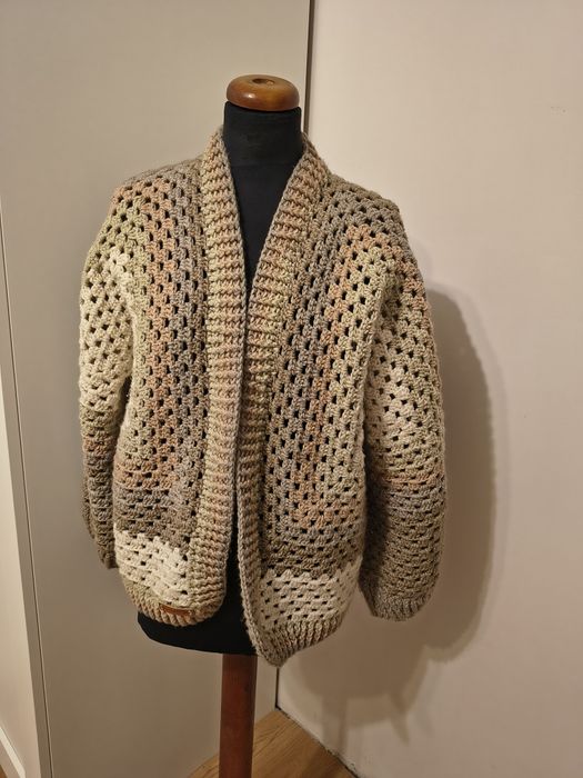 Sweter ręcznie robiony w odcieniach beżu